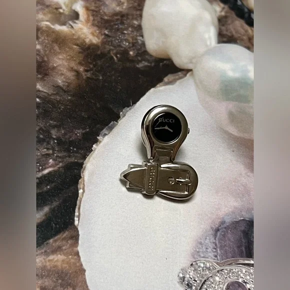 Gucci Silver pin or brooch with watch details. - Picture 2 of 10